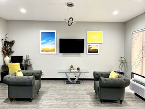 Lobby sitting area - Days Inn by Wyndham North Little Rock/ Maumelle (North Little Rock)