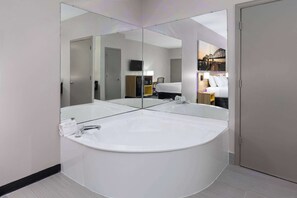 Estudio, 1 cama King size, para no fumadores | Tina de hidromasaje