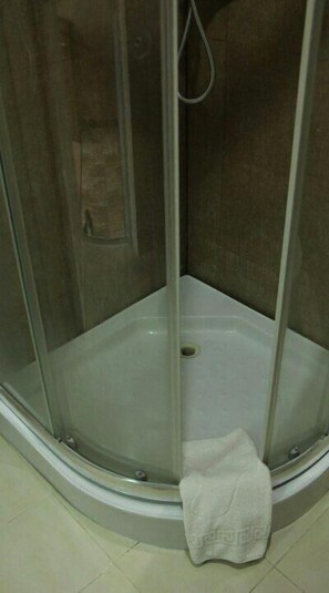 Combined shower/bathtub, free toiletries, hair dryer, bathrobes