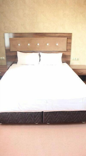 18 bedrooms, minibar, in-room safe, free WiFi