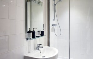 Haartrockner, Handtücher, Shampoo, Toilettenpapier