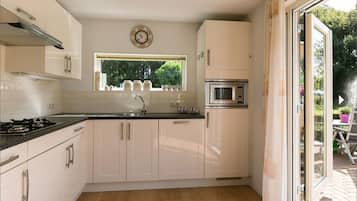 Een koelkast, een magnetron, een oven, een kookplaat