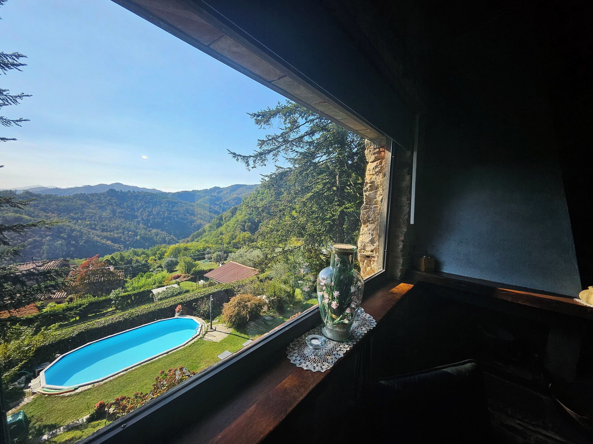 Ein Zimmer mit Blick auf einen Swimmingpool und Berge.