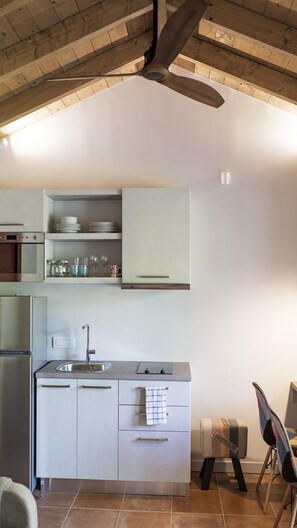 Fridge, stovetop, coffee/tea maker, electric kettle