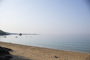 Beach nearby, sun loungers, beach towels