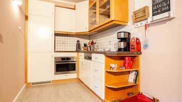 Køleskab, mikrobølgeovn, opvaskemaskine, kaffe-/temaskine