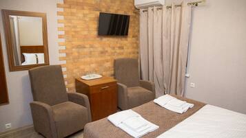 Standard Double Room | In-room safe, iron/ironing board, free WiFi, bed sheets