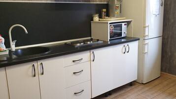 Réfrigérateur dans l'espace commun, micro-ondes dans l'espace commun