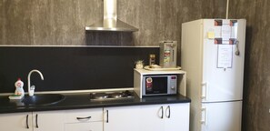 Shared fridge, microwave, oven, cookware/dishes/utensils
