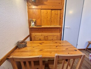 Dining - Studio for 4 in Valfréjus, balcony, TV, ski locker (Valfréjus)