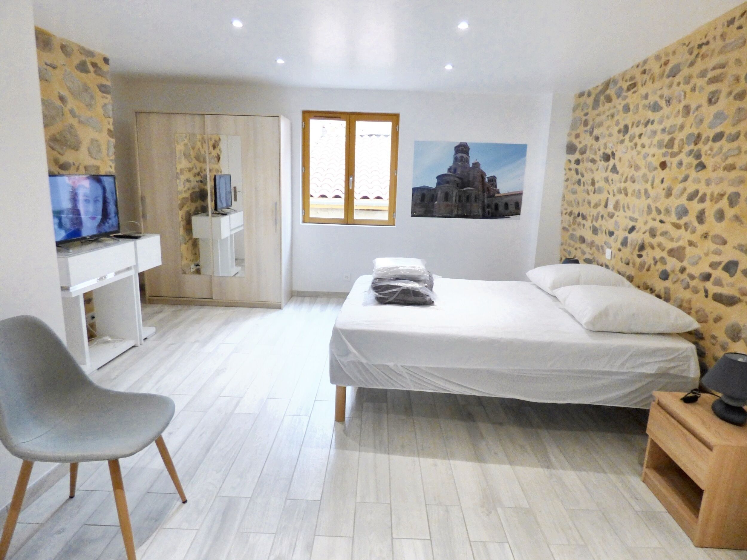 3 bedrooms, desk, iron/ironing board, travel crib