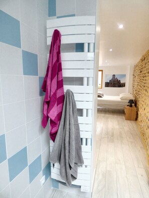 3 bedrooms, iron/ironing board, Internet