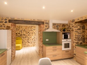 Wasserkocher mit Kaffee-/Teezubehör, Kühlschrank, Mikrowelle, Ofen