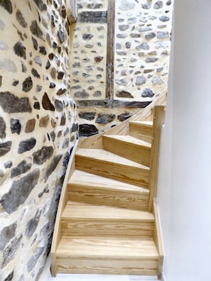 A wooden staircase with stone walls. - Homerez - House in Brioude (Brioude)
