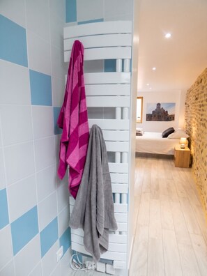3 chambres, bureau, fer et planche à repasser, lit de bébé portatif
