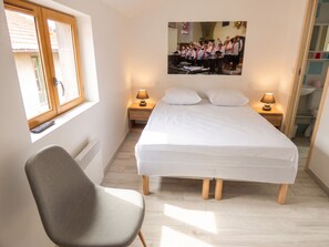 3 Schlafzimmer, Schreibtisch, Bügeleisen/Bügelbrett, Reisekinderbett