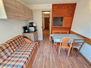 Interior - Studio for 4 in Valfréjus center with balcony, equipped kitchen, ski locker (Valfréjus)