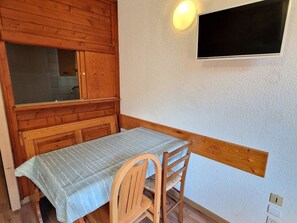 Dining - Studio for 4 in Valfréjus center with balcony, equipped kitchen, ski locker (Valfréjus)