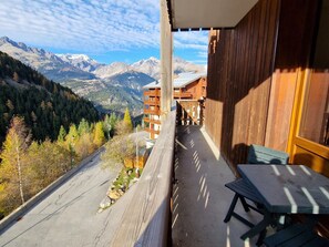 Outdoor dining - Studio for 4 in Valfréjus center with balcony, equipped kitchen, ski locker (Valfréjus)