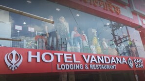 Señal para el Hotel Vandana, hospedaje y restaurante con un bar de saké.
