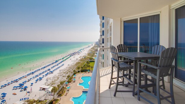 Ein Balkon mit Blick auf Strand und Pool.