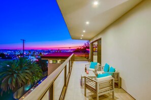Property grounds - Chic Penthouse with Stunning Views: Modern~Clean~Central (San Diego)