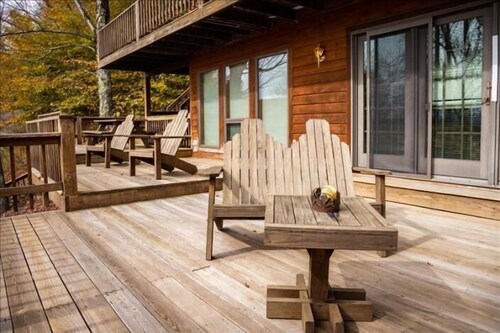 NP75-Views!! Close to towns/skiing! Hot tub!