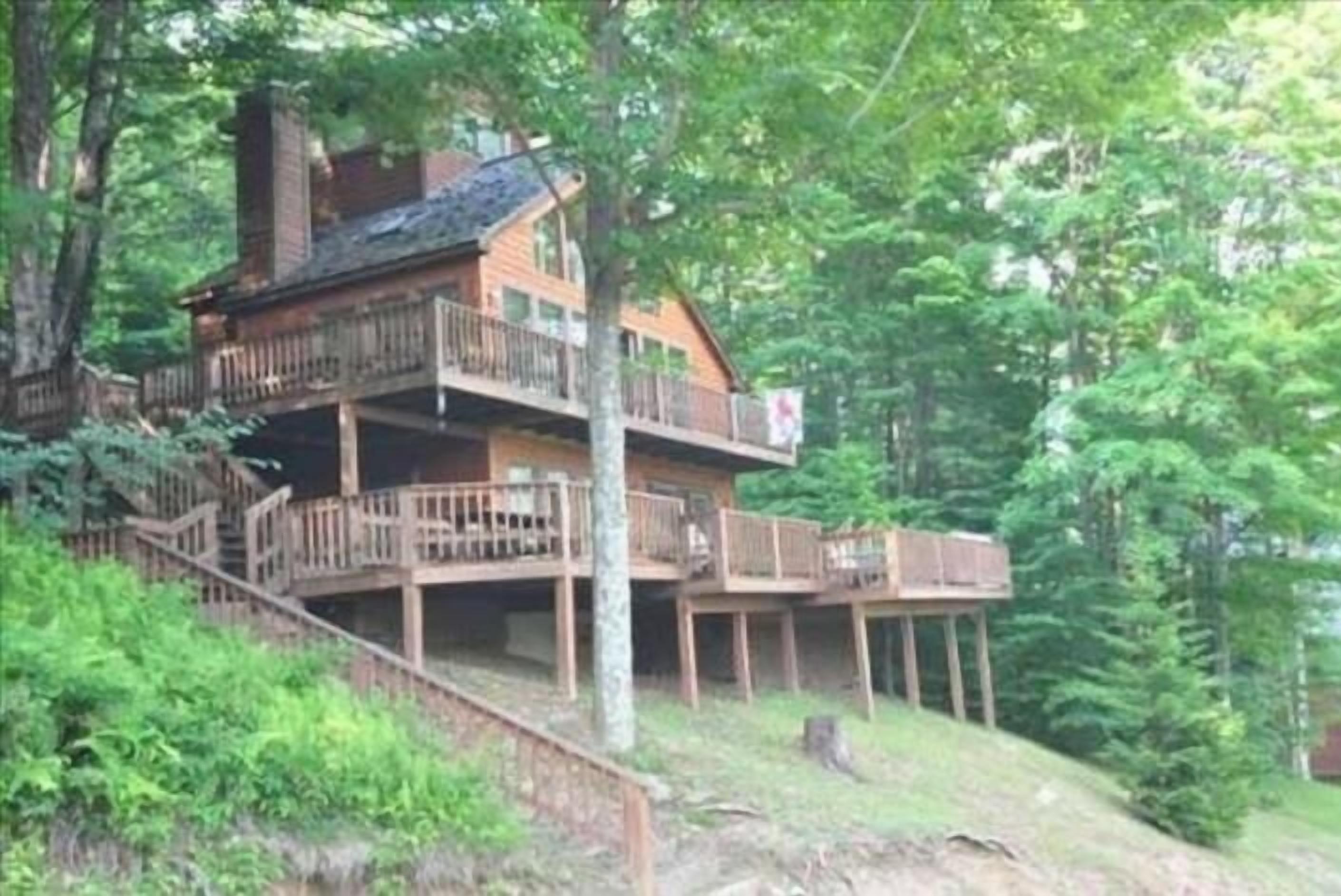 NP75-Panoramic View! Close to town! Hot Tub!