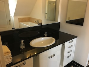 Kahden hengen classic-huone | Kylpyhuone | Suihku, hiustenkuivaaja, pyyhkeet