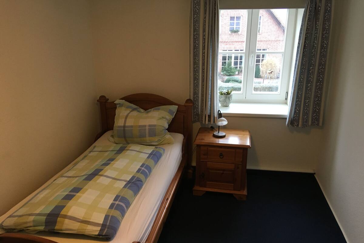 Classic Single Room | Desk, soundproofing, WiFi (free), bed sheets