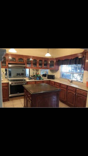 Full-sized fridge, microwave, oven, stovetop