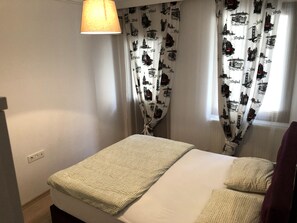3 bedrooms, desk, blackout curtains, soundproofing