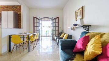 Casa familiar, 2 habitaciones, vista a la alberca (4) | Área de sala de estar | Televisión de 42 pulgadas con canales por cable y Netflix