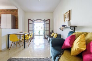 Family House, 2 Bedrooms, Pool View (4) | Living area - Village Itaúna Inn – Beach Houses (Saquarema)