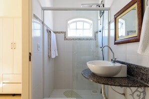 Family House, 2 Bedrooms, Pool View (4) | Bathroom | Shower, hair dryer, bidet, towels - Village Itaúna Inn – Beach Houses (Saquarema)