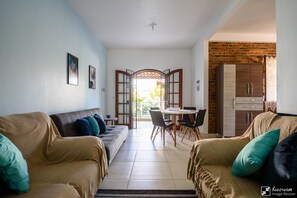 Maison familiale, 2 chambres, cuisinette, vue sur la piscine (3) | Aire de séjour | Téléviseur de 42 po avec télévision par cùble, Netflix