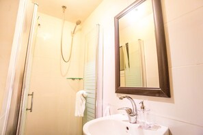 샤워 시설, 무료 세면용품, 타월