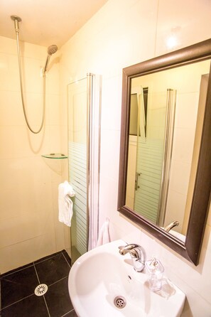 Shower, free toiletries, towels