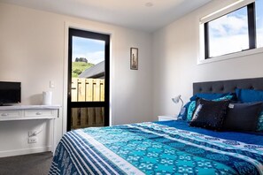 Espacio para trabajar con un portátil y cortinas opacas