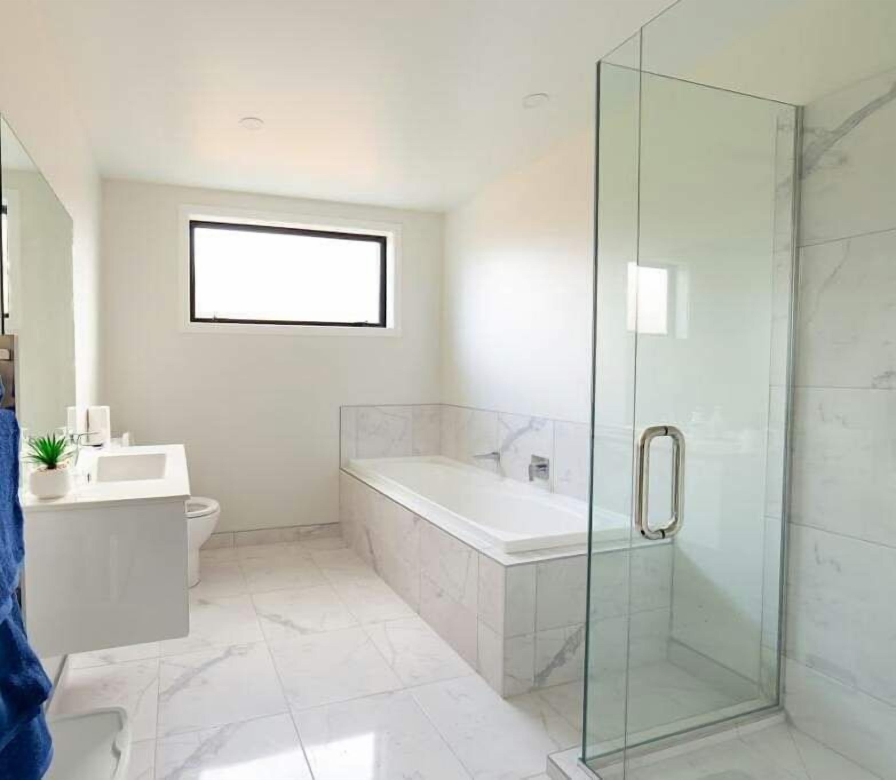Family House, 4 Bedrooms | Bathroom | Free toiletries, hair dryer, towels