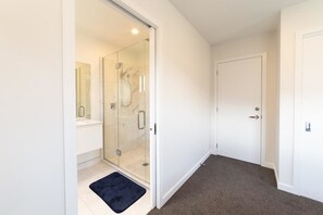 Basic Studio, 1 Bedroom, Private Bathroom, Courtyard View | Laptop workspace, blackout drapes, soundproofing, iron/ironing board - NV Homes (Lake Hayes)
