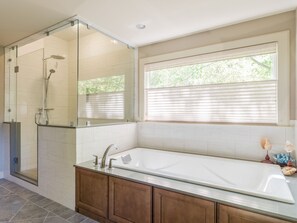 Bañera con ducha, bañera de hidromasaje, secador de pelo, toallas