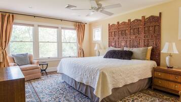 3 soverom, skrivebord, strykejern/-brett og reiseseng for barn