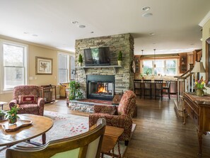 TV connectée, cheminée, baby-foot, table de tennis de table