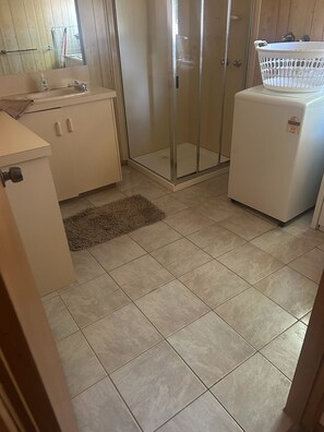 Badekar, hårtørrer, Sæbe, Shampoo