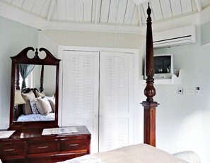 2 bedrooms, iron/ironing board, free WiFi, bed sheets - Private 2 Bedroom Beachfront Penthouse Condo, Ocho Rios, Jamaica (Ocho Rios)