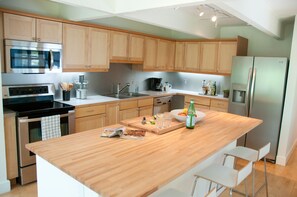 Fridge, microwave, oven, stovetop - Stunning Modern Barn minutes from Woodstock 21N-195 (Mt Tremper)