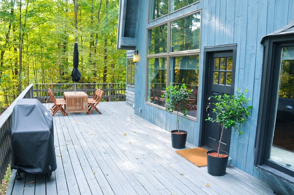 Outdoor dining - Stunning Modern Barn minutes from Woodstock 21N-195 (Mt Tremper)