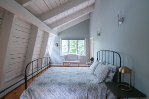 4 bedrooms, desk, iron/ironing board, travel cot