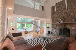 TV, fireplace, video games, DVD player - Stunning Modern Barn minutes from Woodstock 21N-195 (Mt Tremper)